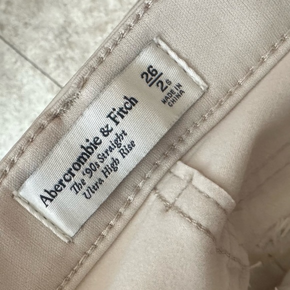 Abercrombie and Fitch Mixed Fabric 90’s Ultra High Rise White Jean Faux Leather - Picture 5 of 7